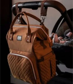 NanaBeebi Luiertas Rugzak Met Verschoonmatje - Cognac - Inclusief Flessenwarmhouder - Kinderwagenhaken En Isoleervak -Babyproducten 1048x1200