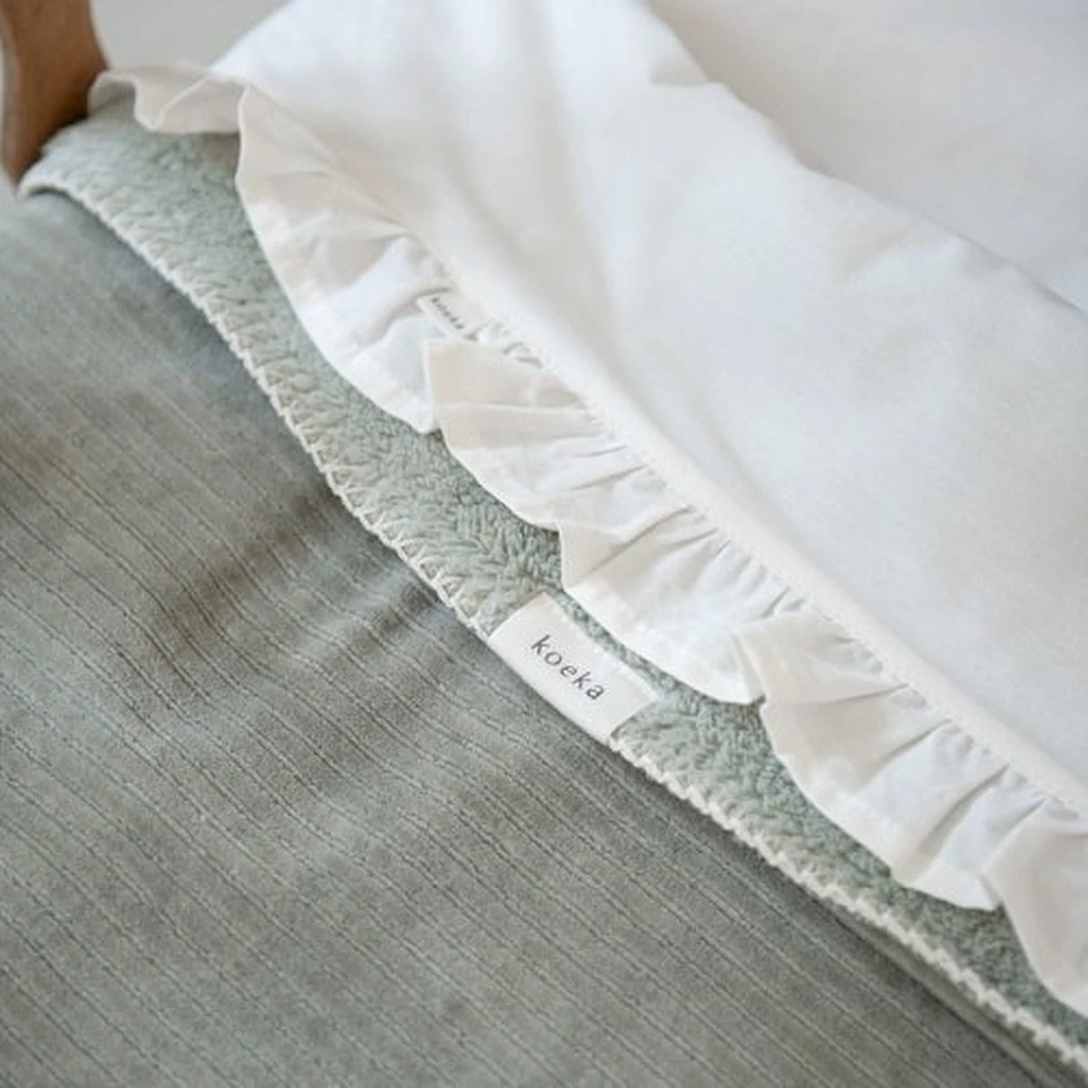 Koeka Baby Lakentje Ledikant Ruffle - Wit 110x140cm 4 Koeka Baby Lakentje Ledikant Ruffle - Wit 110x140cm - Afbeelding 2