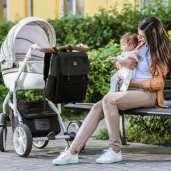 Brisby Slijtvaste Luiertas – Verzorgingstas - Two Tone Zwart En Donkergrijs - Inclusief Verschoonmatje - Isoleervakken - Met Geïntegreerde Kinderwagen Haken -Babyproducten 1200x1200 156