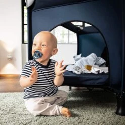 Hauck Dream N Play Plus Campingbedje Set - Met Matras En Muggennet - Navy -Babyproducten 1200x1200 430