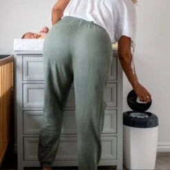 Tommee Tippee Simplee Sangenic Luieremmer, Milieuvriendelijker Systeem, Inclusief 1 Navulcassette Met Duurzaam Geproduceerde Antibacteriële GREENFILM, Grijs 14 Tommee Tippee Simplee Sangenic Luieremmer, Milieuvriendelijker Systeem, Inclusief 1 Navulcassette Met Duurzaam Geproduceerde Antibacteriële GREENFILM, Grijs -Babyproducten 1200x1200 783