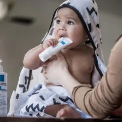 KipKep Blenker Hydrofiele Badcape - Maat 100x70cm - Memphis White -Babyproducten 1200x1200 838