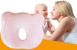 Baby IQ Orthopedisch Baby Hoofdkussen – Traagschuim – Tegen Plat Achterhoofd – Kraamcadeau –Roze – Incl Bandana Slabber -Babyproducten 1200x783 2