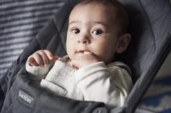 BabyBjörn Wipstoel Bliss Donkergrijs Frame - Cotton Klassiek Quilt - Antraciet - Ergonomisch - Verstelbaar - Inklapbaar -Babyproducten 1200x799 37