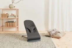 BabyBjörn Wipstoel Bliss Donkergrijs Frame - Cotton Klassiek Quilt - Antraciet - Ergonomisch - Verstelbaar - Inklapbaar -Babyproducten 1200x800 193