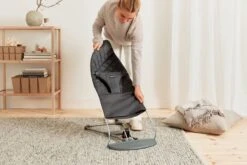 BabyBjörn Wipstoel Bliss Donkergrijs Frame - Cotton Klassiek Quilt - Antraciet - Ergonomisch - Verstelbaar - Inklapbaar -Babyproducten 1200x800 195