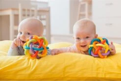 Playgro Buigbare Bendy Ball - Grijp- En Bijtspeelgoed - Incl Rammelaar - Activiteitenbal 18 Playgro Buigbare Bendy Ball - Grijp- En Bijtspeelgoed - Incl Rammelaar - Activiteitenbal -Babyproducten 1200x802