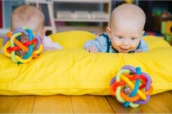 Playgro Buigbare Bendy Ball - Grijp- En Bijtspeelgoed - Incl Rammelaar - Activiteitenbal 20 Playgro Buigbare Bendy Ball - Grijp- En Bijtspeelgoed - Incl Rammelaar - Activiteitenbal -Babyproducten 1200x803