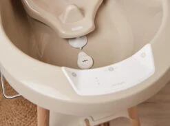 Bundel! Bad Sense Edition (Bad, Digitale Thermometer En Standaard) In De Kleur 'Taupe' Van Bébé-jou. 10 Bundel! Bad Sense Edition (Bad, Digitale Thermometer En Standaard) In De Kleur 'Taupe' Van Bébé-jou. -Babyproducten 1200x887 5