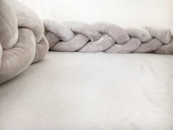 IL BAMBINI Gevlochten Baby Bed Bumper Treccia - Bedomrander - Box Omrander - Hoofdbeschermer - Boxrand - Bedbumper - Stootrand - Boxomrander - (3 Meter) Grijs 10 IL BAMBINI Gevlochten Baby Bed Bumper Treccia - Bedomrander - Box Omrander - Hoofdbeschermer - Boxrand - Bedbumper - Stootrand - Boxomrander - (3 Meter) Grijs -Babyproducten 1200x899 13