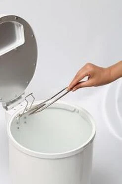 DiaperPail - Clear White - Luieremmer Met Speciale Luiersluis - Werkt Met Normale Vuilniszakken - Luxe Luieremmer - Geen Speciale Cassettes - Geen Geurtjes - Makkelijk Schoon Te Maken - Is Gemaakt Van Aluminium -Babyproducten 798x1200 4