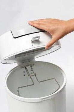 DiaperPail - Clear White - Luieremmer Met Speciale Luiersluis - Werkt Met Normale Vuilniszakken - Luxe Luieremmer - Geen Speciale Cassettes - Geen Geurtjes - Makkelijk Schoon Te Maken - Is Gemaakt Van Aluminium -Babyproducten 798x1200 5