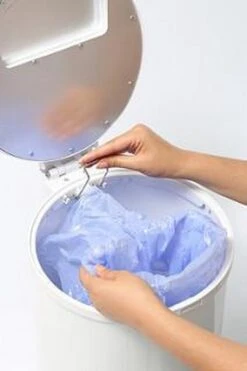 DiaperPail - Clear White - Luieremmer Met Speciale Luiersluis - Werkt Met Normale Vuilniszakken - Luxe Luieremmer - Geen Speciale Cassettes - Geen Geurtjes - Makkelijk Schoon Te Maken - Is Gemaakt Van Aluminium -Babyproducten 798x1200 6