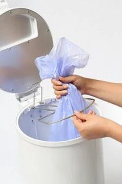 DiaperPail - Clear White - Luieremmer Met Speciale Luiersluis - Werkt Met Normale Vuilniszakken - Luxe Luieremmer - Geen Speciale Cassettes - Geen Geurtjes - Makkelijk Schoon Te Maken - Is Gemaakt Van Aluminium -Babyproducten 798x1200 7