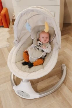 Tryco Hugg Swing Babyschommel - Zilver/Wit - Draaibare Babyswing - Met Muziek -Babyproducten 800x1200 156