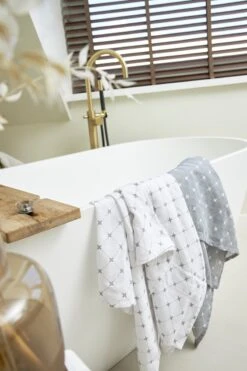 Meyco X Mrs.Keizer Louis Hydrofiele Doeken - 3-pack - Grijs - 70x70cm 11 Meyco X Mrs.Keizer Louis Hydrofiele Doeken - 3-pack - Grijs - 70x70cm -Babyproducten 800x1200 92