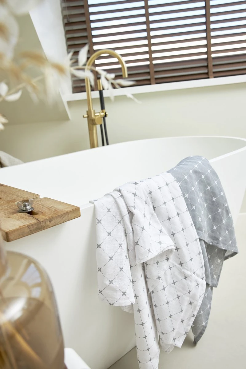 Meyco X Mrs.Keizer Louis Hydrofiele Doeken - 3-pack - Grijs - 70x70cm 7 Meyco X Mrs.Keizer Louis Hydrofiele Doeken - 3-pack - Grijs - 70x70cm - Afbeelding 5