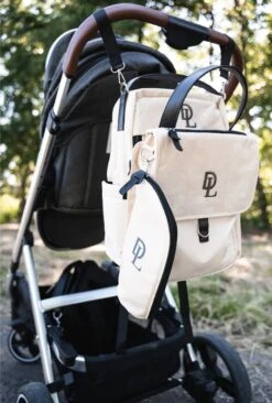 Deryan Luiertas Rugzak Met Verschoonmatje - Inclusief Flessenwarmhouder - Kinderwagenhaken En Isoleervak - Cream -Babyproducten 810x1200