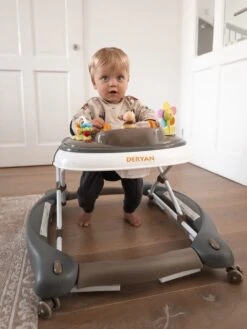 Deryan Luxe Loopstoel - Schommelfunctie -Inclusief Speelset En Dienblad - Bruin -Babyproducten 900x1200 39