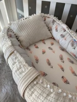 SNS Baby - Babynestje En Hoofdkussen - Organische Katoen - Antibacterieel Babynestje - Anti-Allergisch Babynestje - Wit En Veer Patroon - 74 X 40 Cm -Babyproducten 900x1200 58