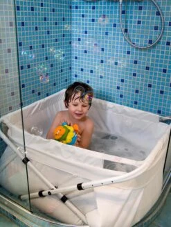 BiBaBad Verstelbaar Wit 70-90 Cm, Badzak Met Knoopsluiting. Maak Van Je Douche Een Kinderbad. Dit Opvouwbaar Bad Kun Je In Lengte Breedte En Hoogte Aanpassen Zodat Je Optimaal Gebruik Kunt Maken Van Je Doucheruimte. -Babyproducten 906x1200 5
