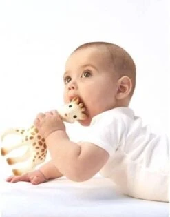 Sophie De Giraf - Bijtspeeltje - In Witte Geschenkdoos 24 Sophie De Giraf - Bijtspeeltje - In Witte Geschenkdoos -Babyproducten 942x1200