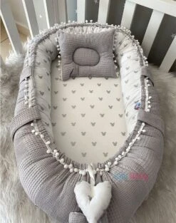 SNS Baby - Babynestje En Hoofdkussen - Organische Katoen - Antibacterieel Babynestje - Anti-Allergisch Babynestje - Grijs En Muis Patroon - 74 X 40 Cm